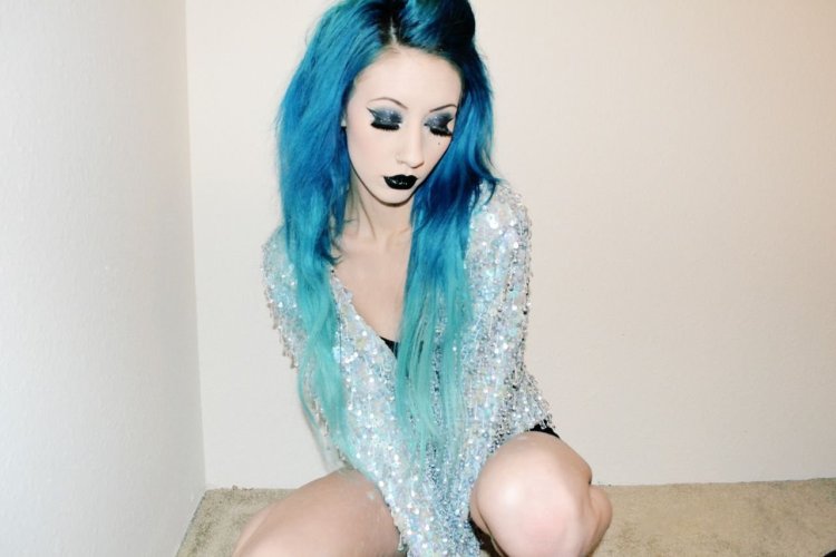 Девушка вебкамщица с синими волосами