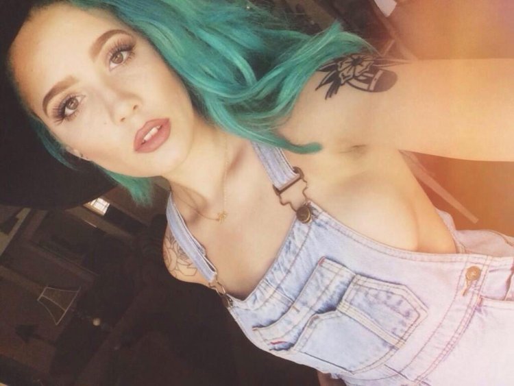 Холзи с синими волосами