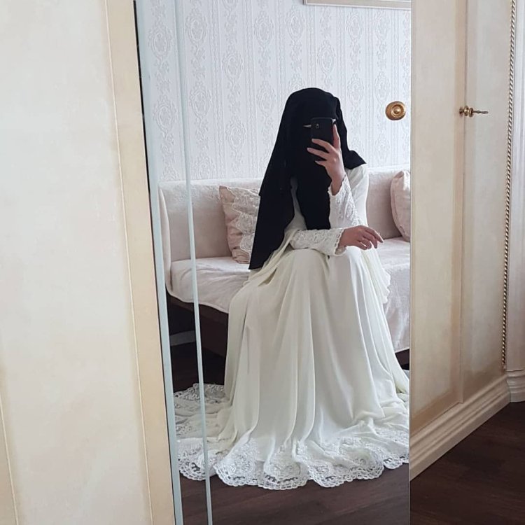 Невеста в хиджабе со спины