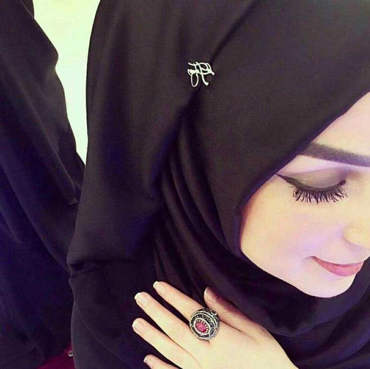 Милая девушка в хиджабе