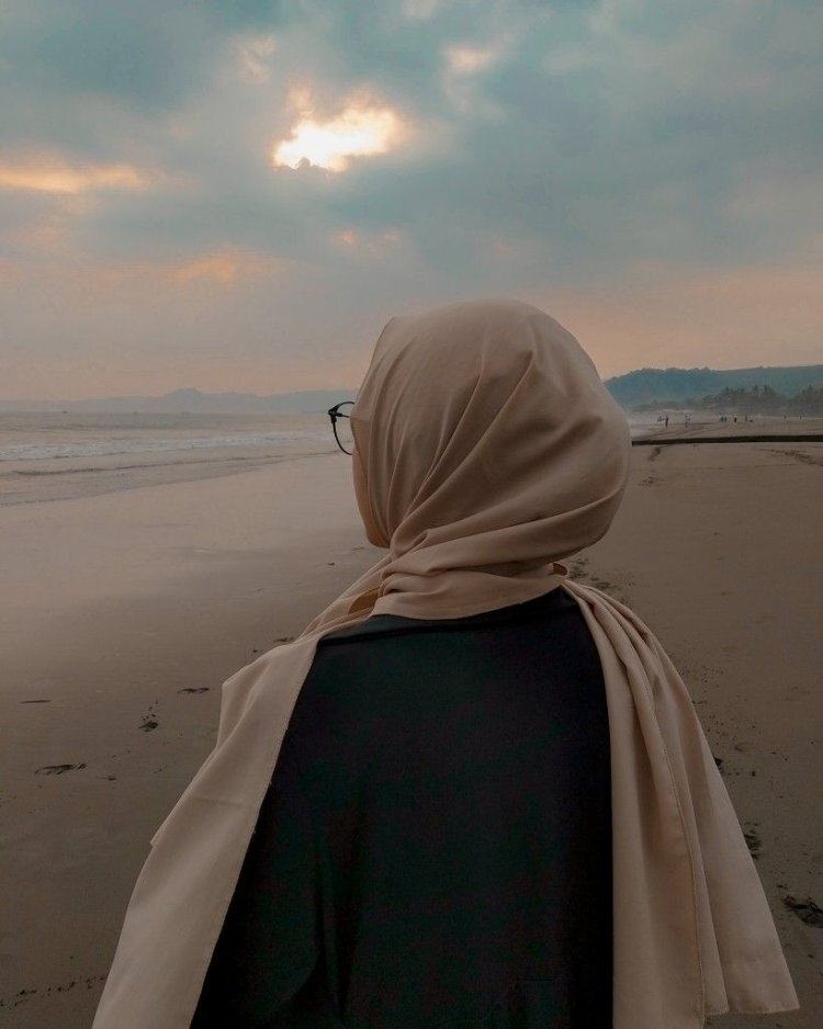 Мусульманки в платках со спины