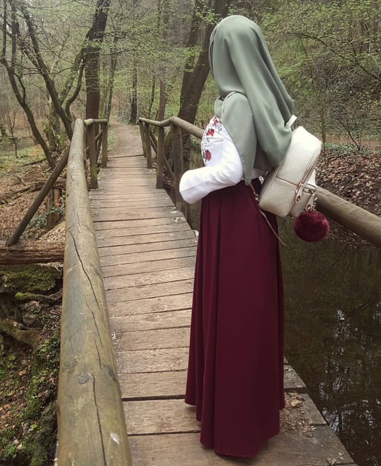 Русая девушка в хиджабе со спины