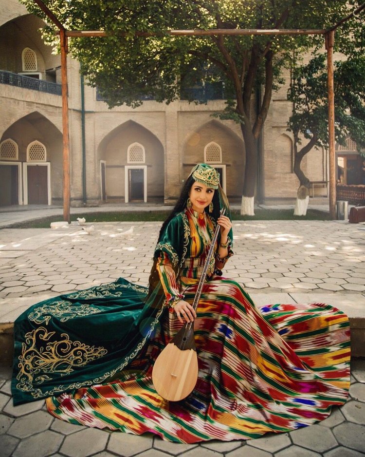 Узбекские национальные одежды актрис