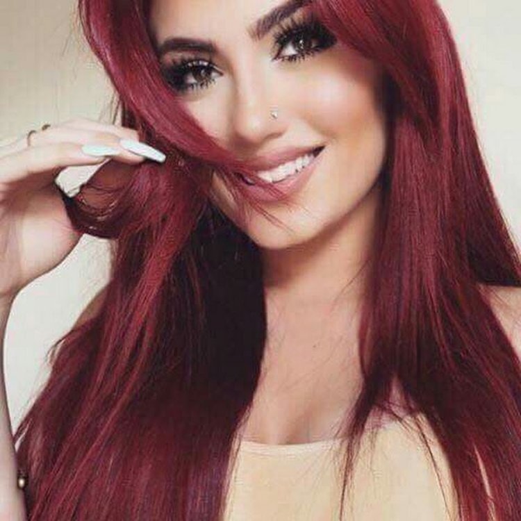 Красный цвет волос с карими глазами