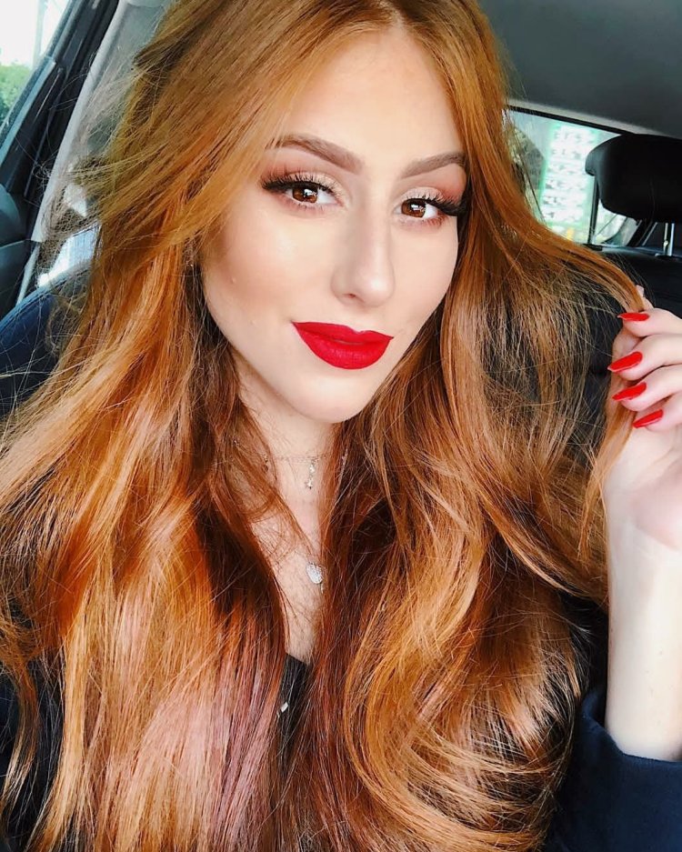 Медный блонд с красной помадой