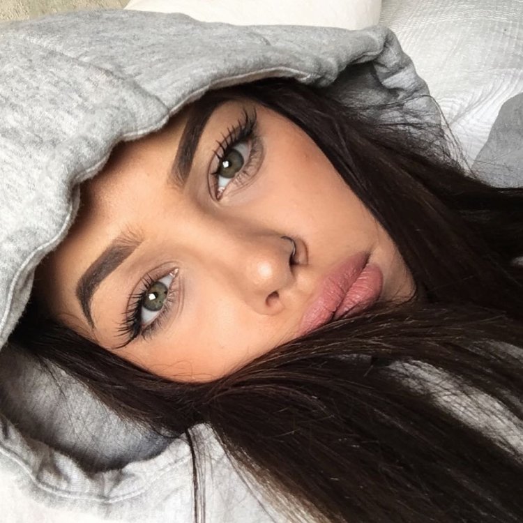 Брюнетка с большими глазами