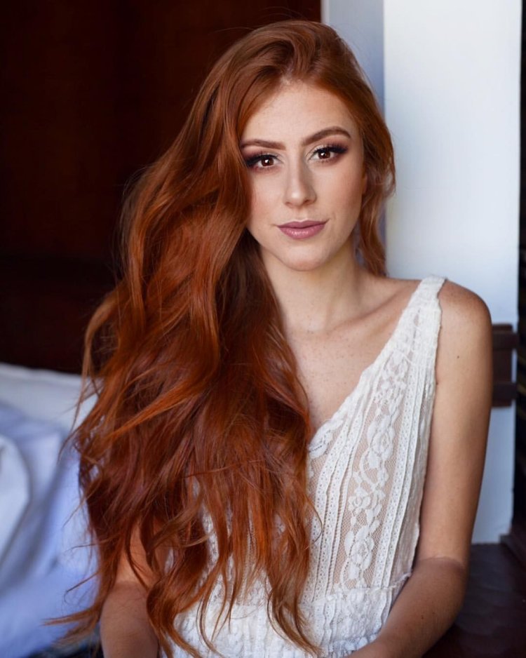 Густые рыже каштановые волосы