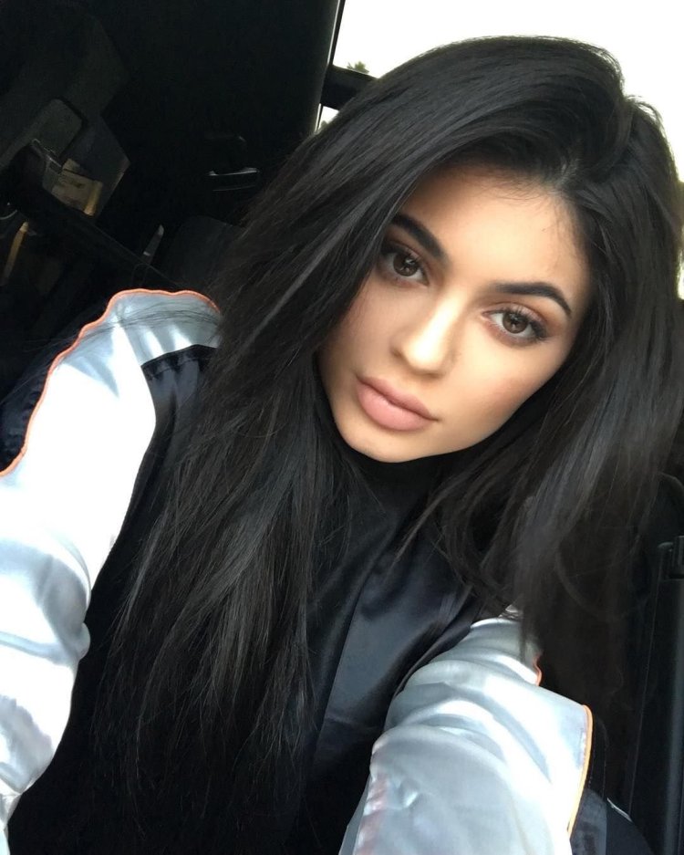 Кайли Дженнер селфи