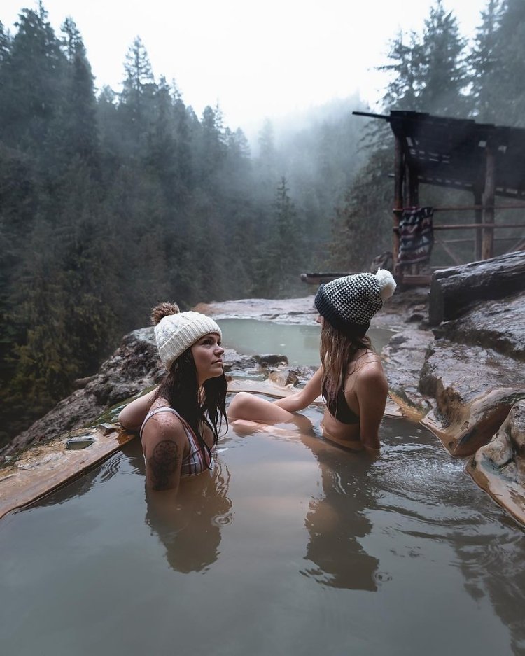 Девушка у источника