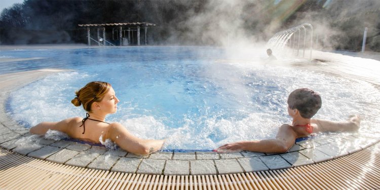 Купание в термальных бассейнах
