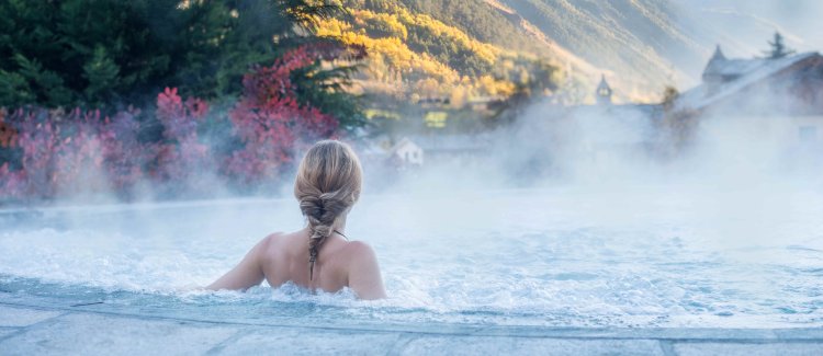 Девушка в горячем источнике