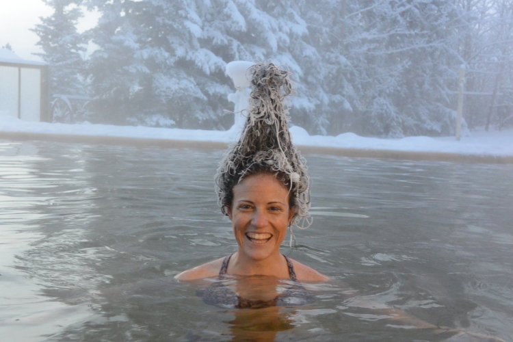 Девушка в горячем источнике