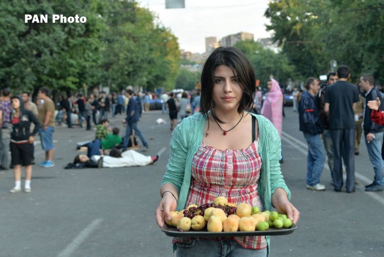 Ереван люди на улице