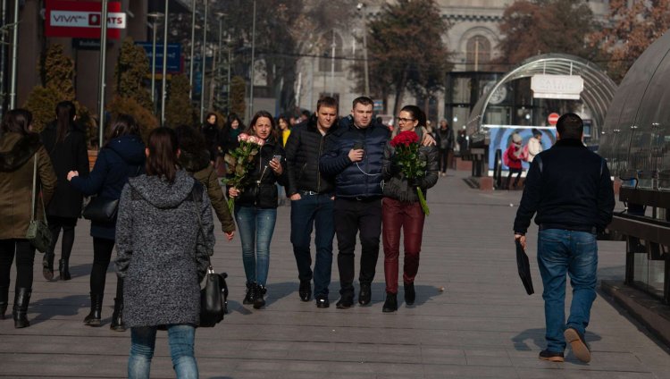 Люди в Армении на улице