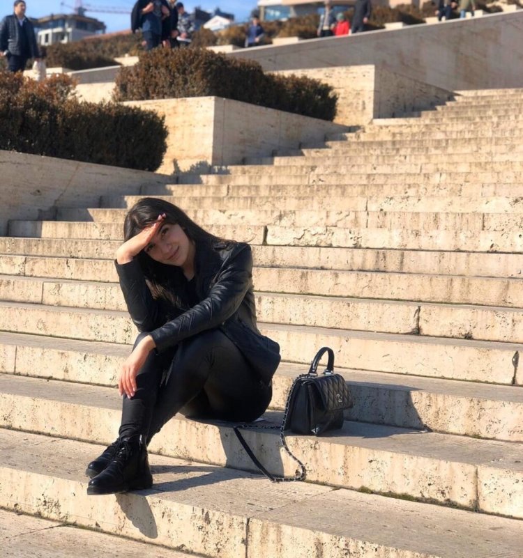 Девушки на улицах Еревана