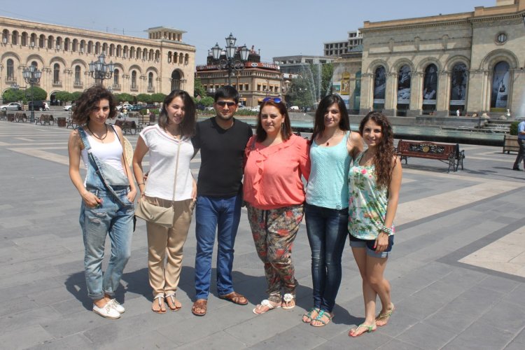 Ереван люди на улице