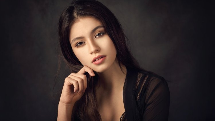 Модель Восточной внешности