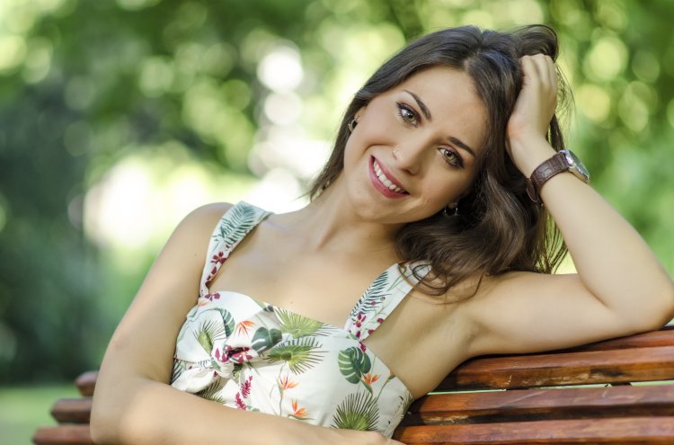 Девушка улыбается