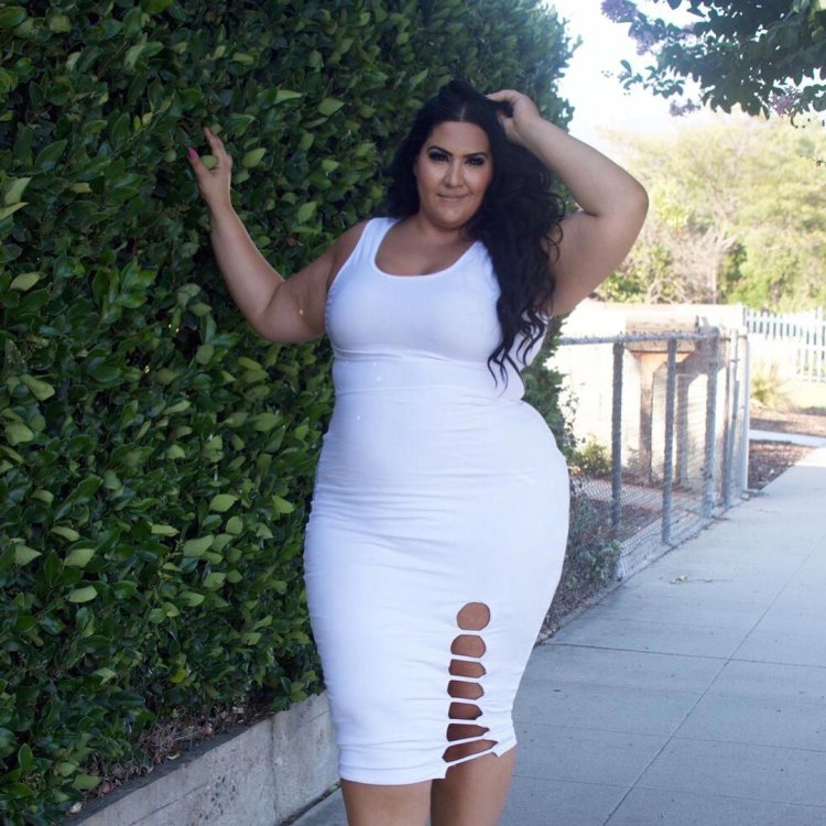 Полные девушки в платье селфи