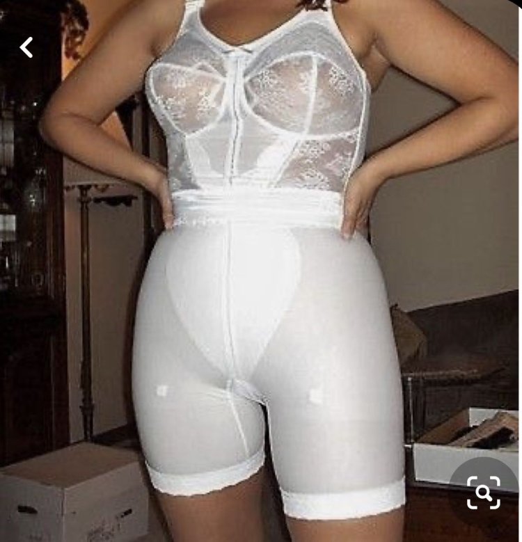 Женщины в панталонах и комбинациях