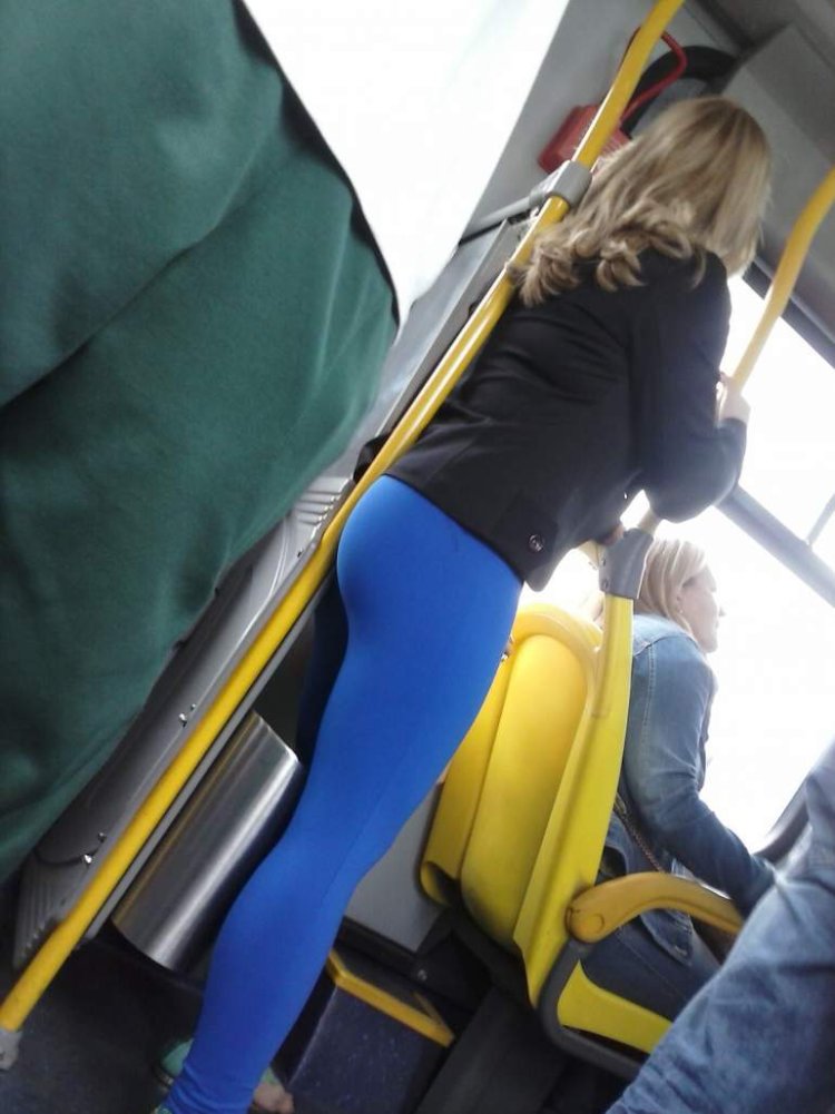 Попы девушек в общественном транспорте