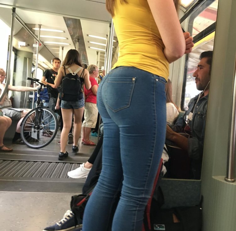 Классная попка в автобусе