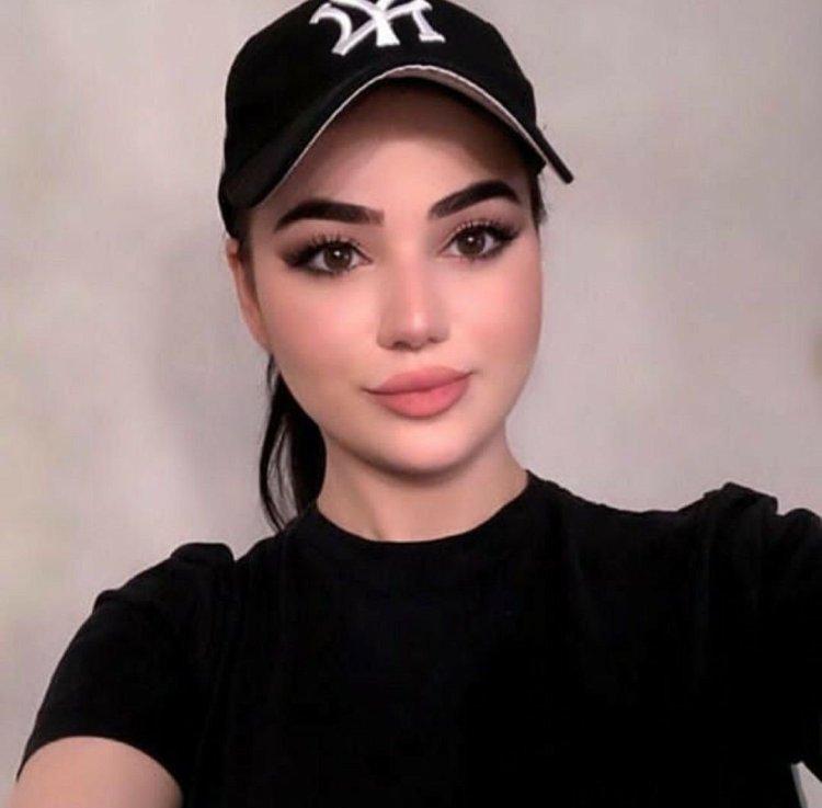 София Адамс бюст