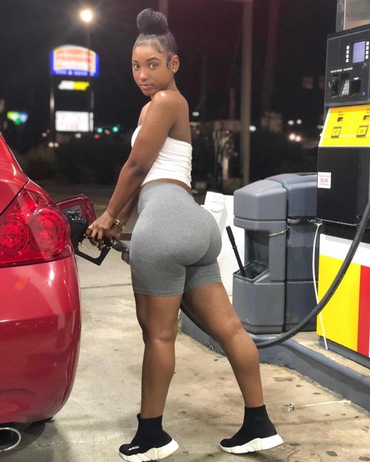 Модель Андреа БИК асс мулатка