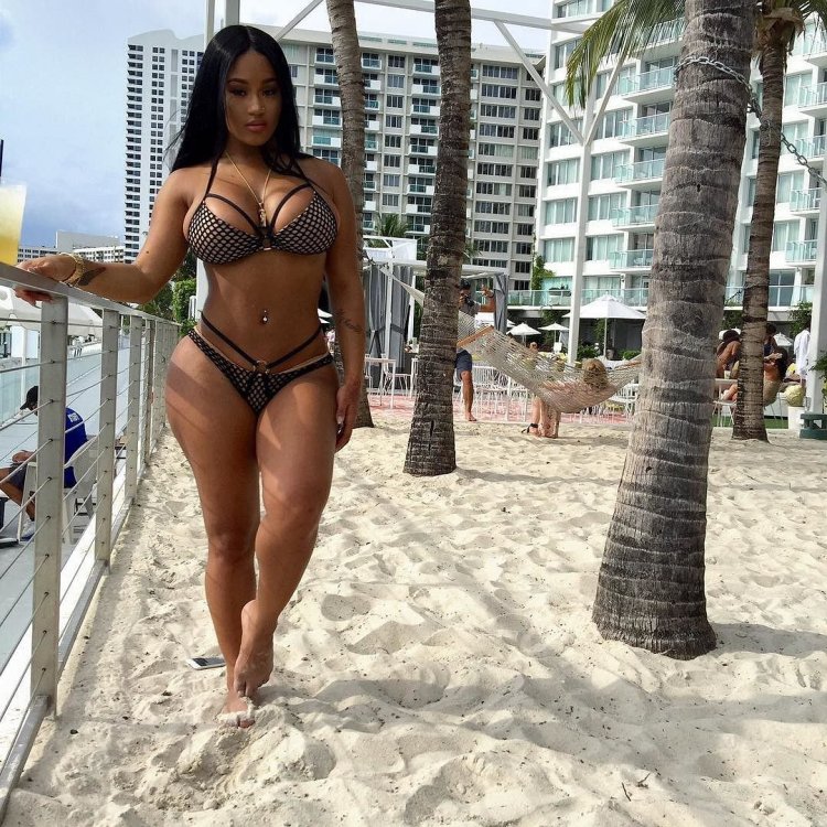 Лира Мерсер в бикини