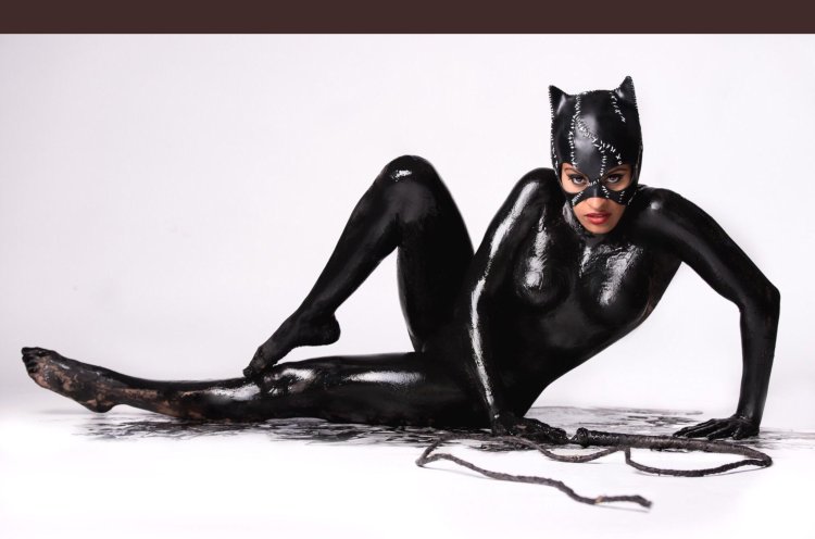 Женщина кошка в боди