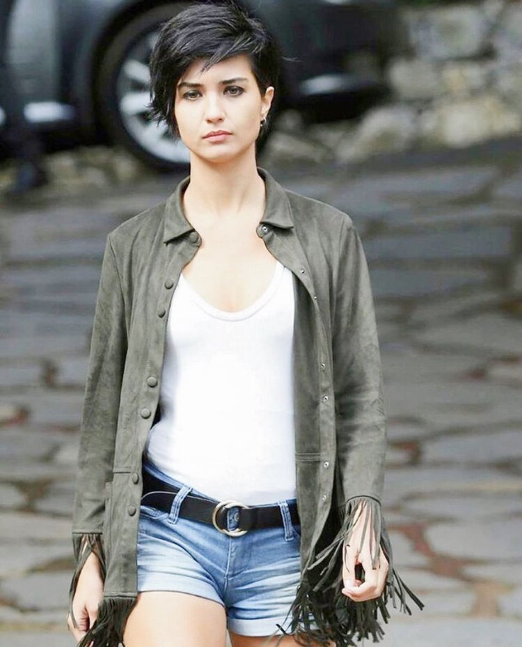 Туба Буйукустун с короткой стрижкой