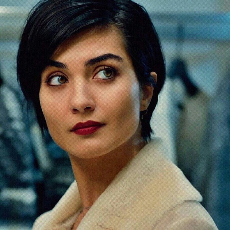 Актриса туба Буйукустун