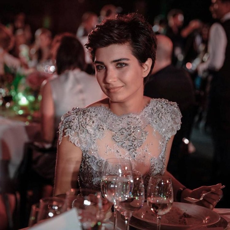 Туба Буйукустун с короткой стрижкой