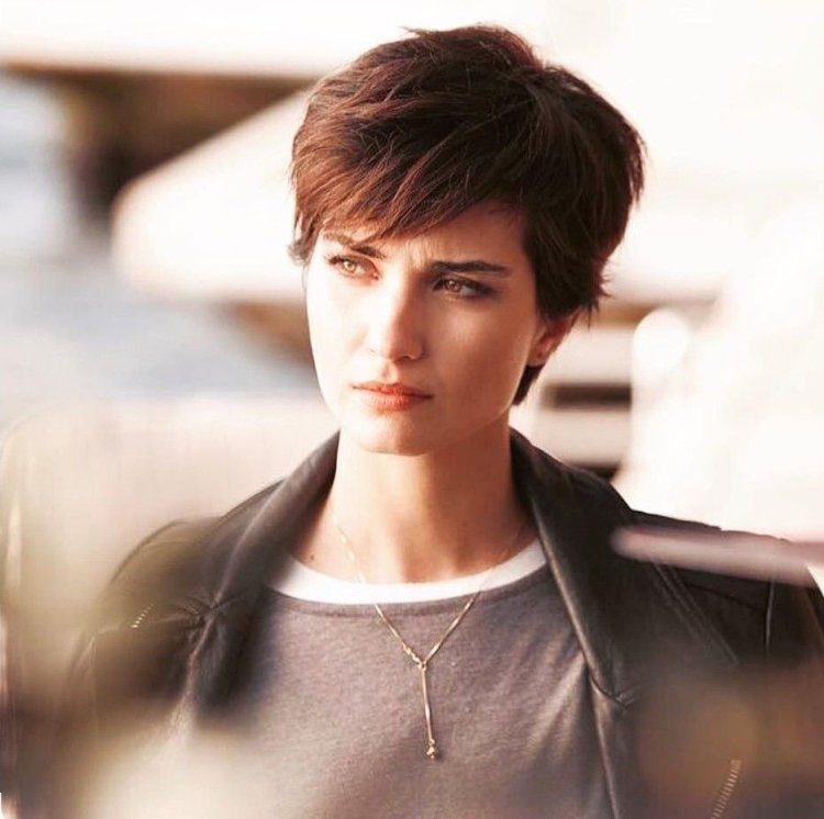 Туба Буйукустун фото с короткой стрижкой