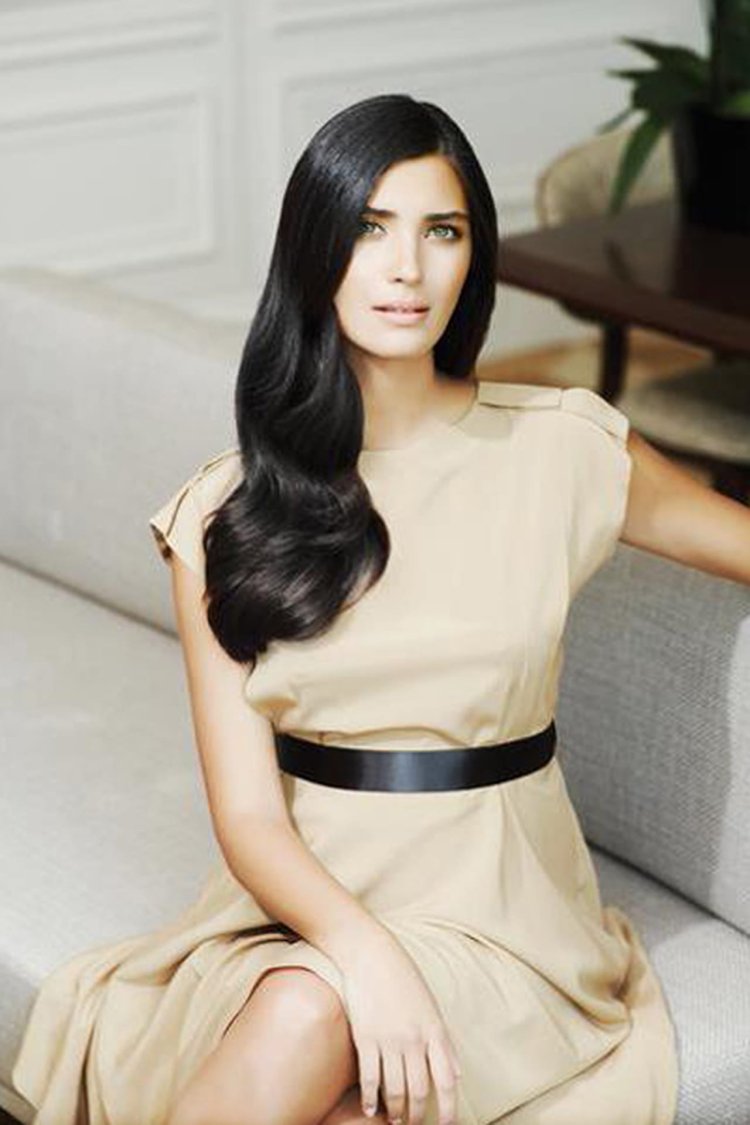 Туба Буйукустун в джинсах