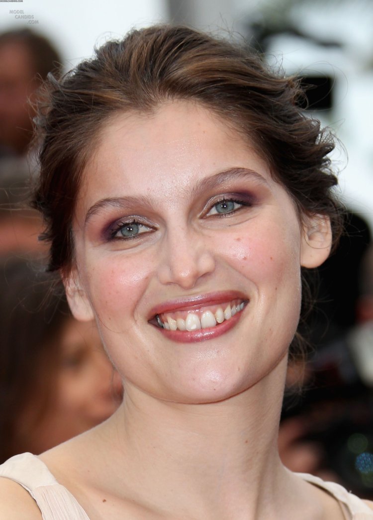 Летиция Каста зубы