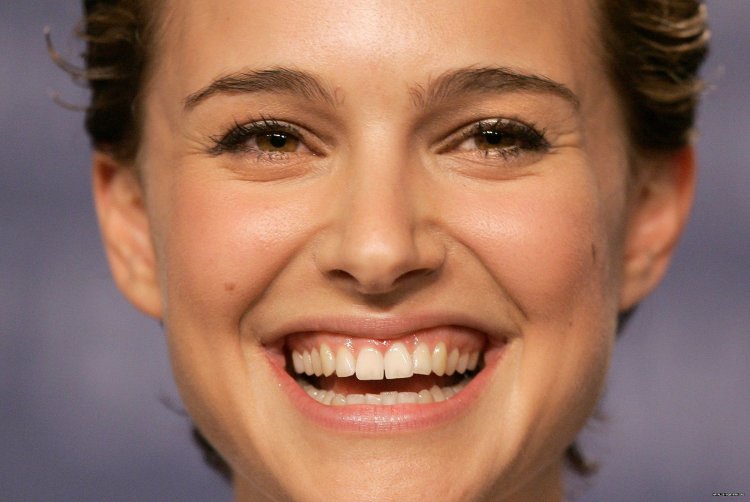 Натали Портман зубы