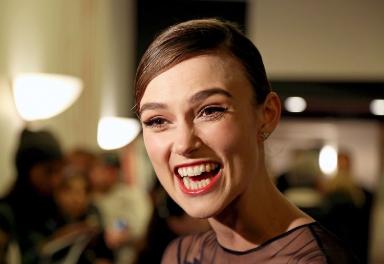 Кира Найтли улыбается