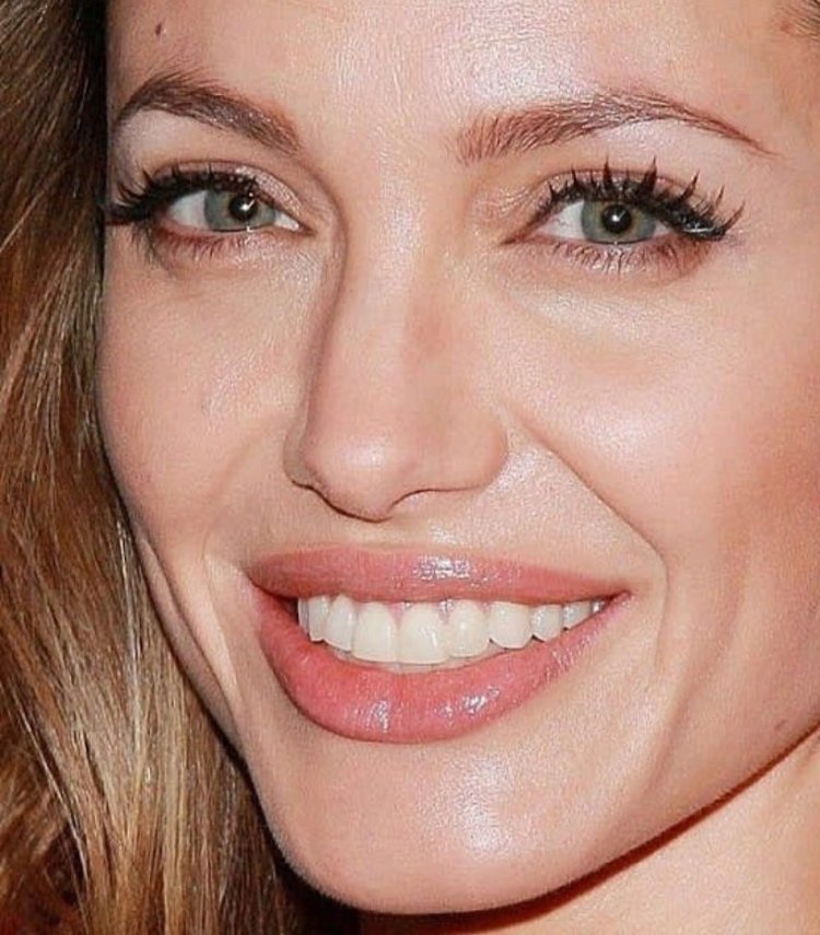 Анджелина Джоли ресницы