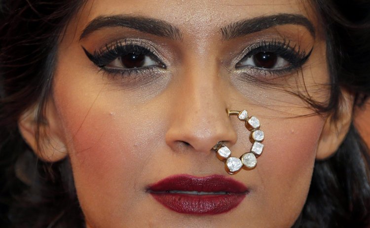 Сонам Капур нос в профиль