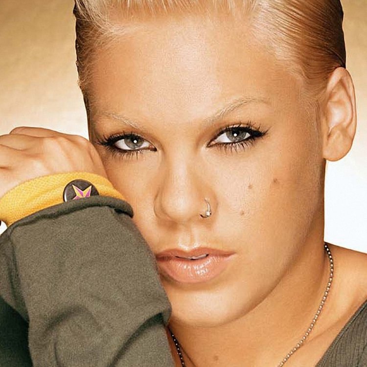 Певица с пирсингом