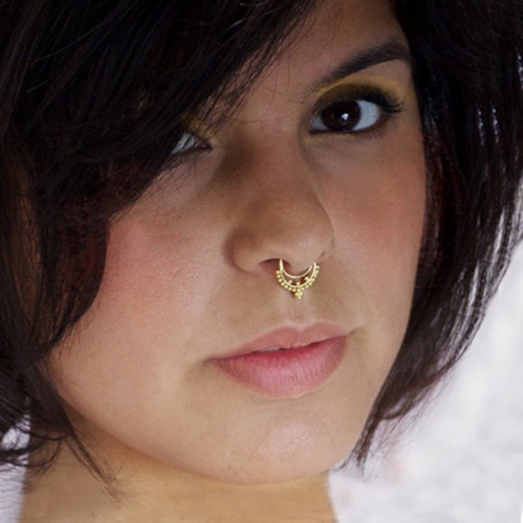 Пирсинг носа кольцо