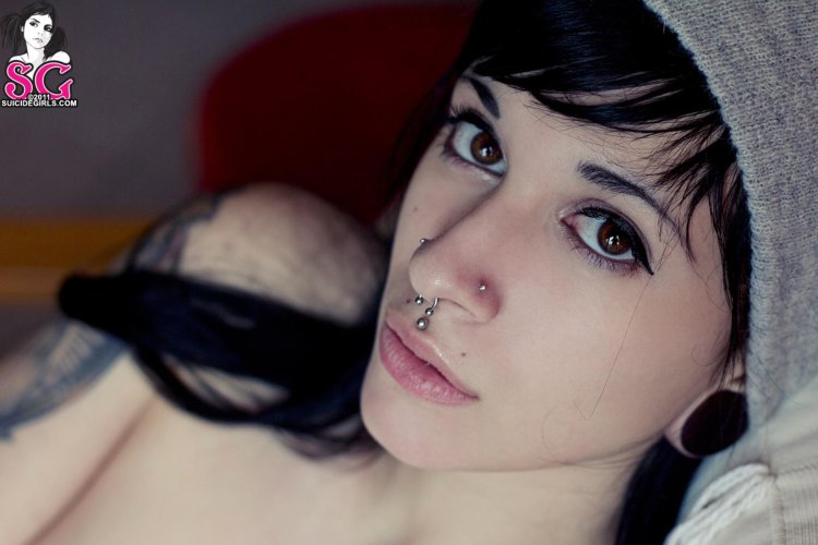 Пирсинг тоннели у девушек