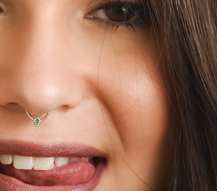 Пирсинг носа посередине