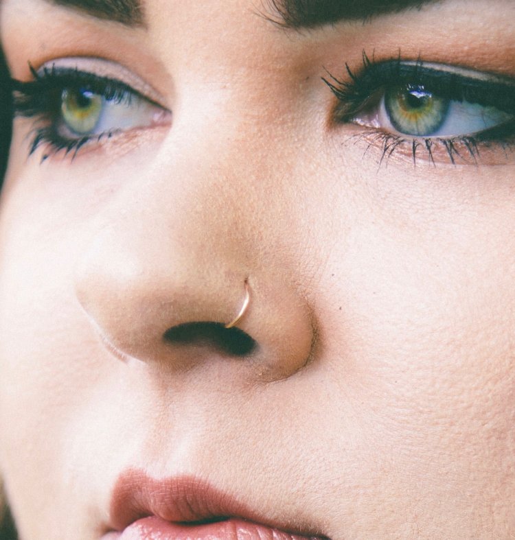 Пирсинг носа кольцо