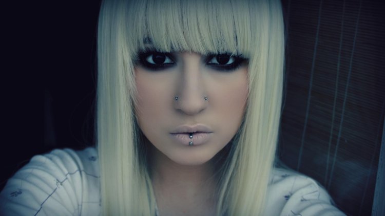 Блондинка с черными глазами