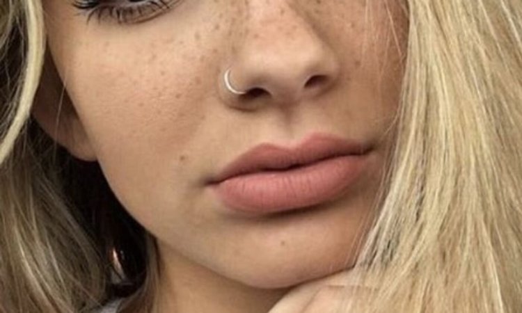 Девушка блондинка с кольцом в носу