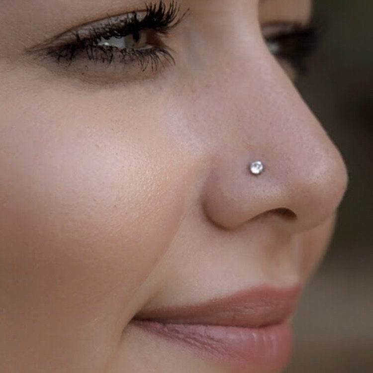 Пирсинг в нос с бриллиантом
