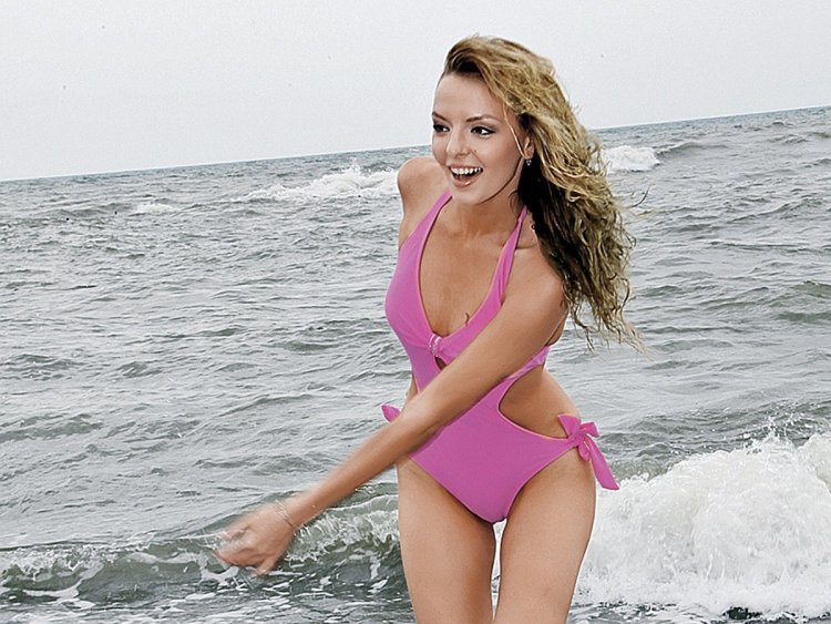 Роузи Хантингтон-Уайтли в купальнике