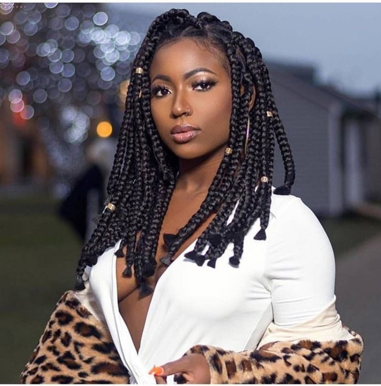 Темнокожая красавица с косичками